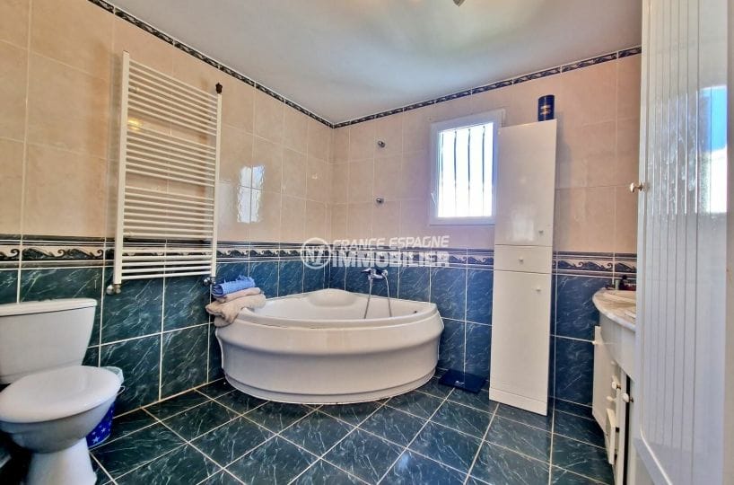 maison a vendre espagne catalogne, 5 pièces 218 m² plain-pied, salle de bain
