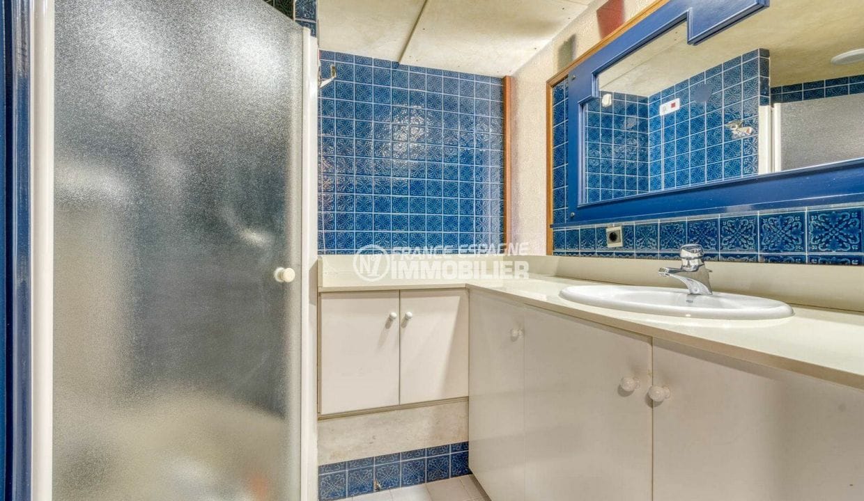 achat appartement rosas, 8 pièces 998 m², salle d'eau bleu avec cabine de douche