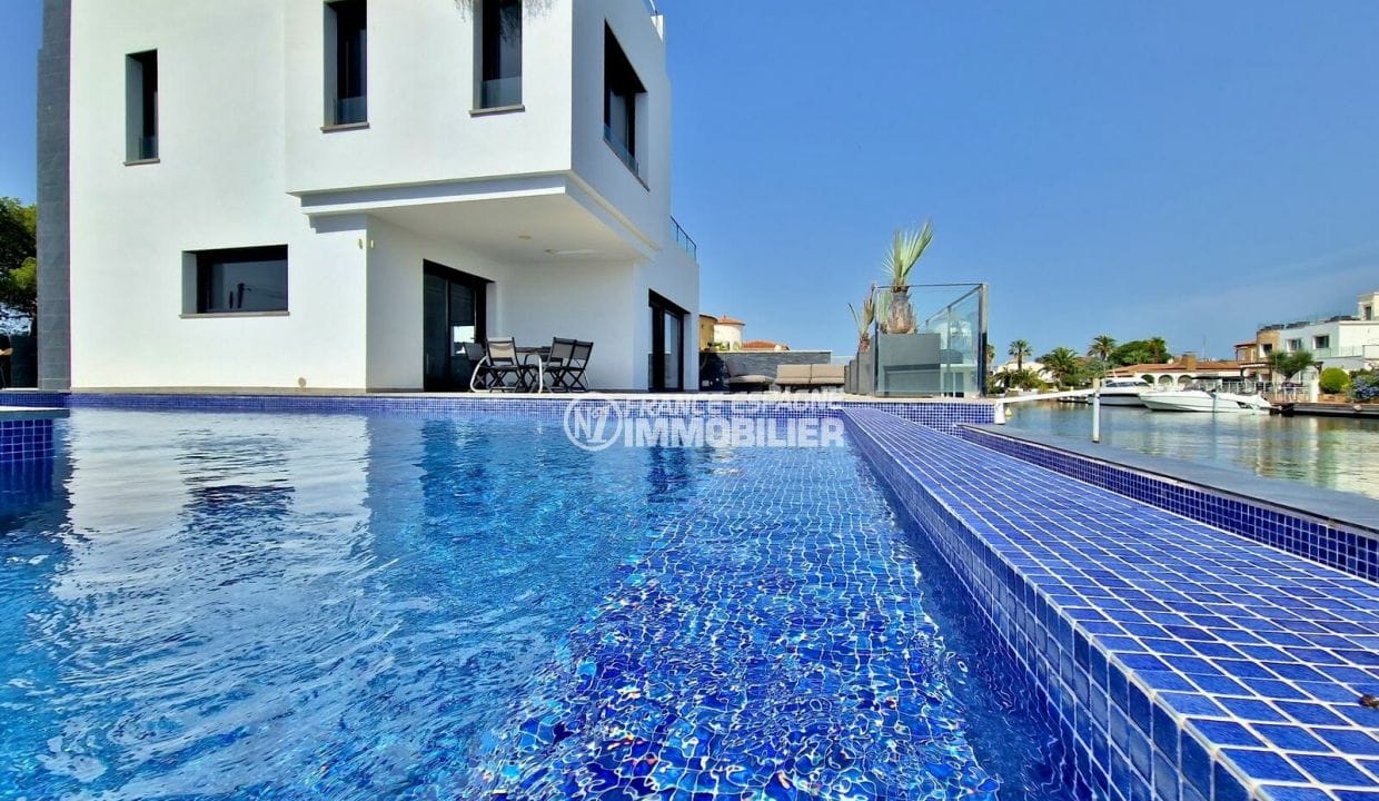 maison a vendre espagne, 5 pièces 397 m², façade avec piscine au debordement