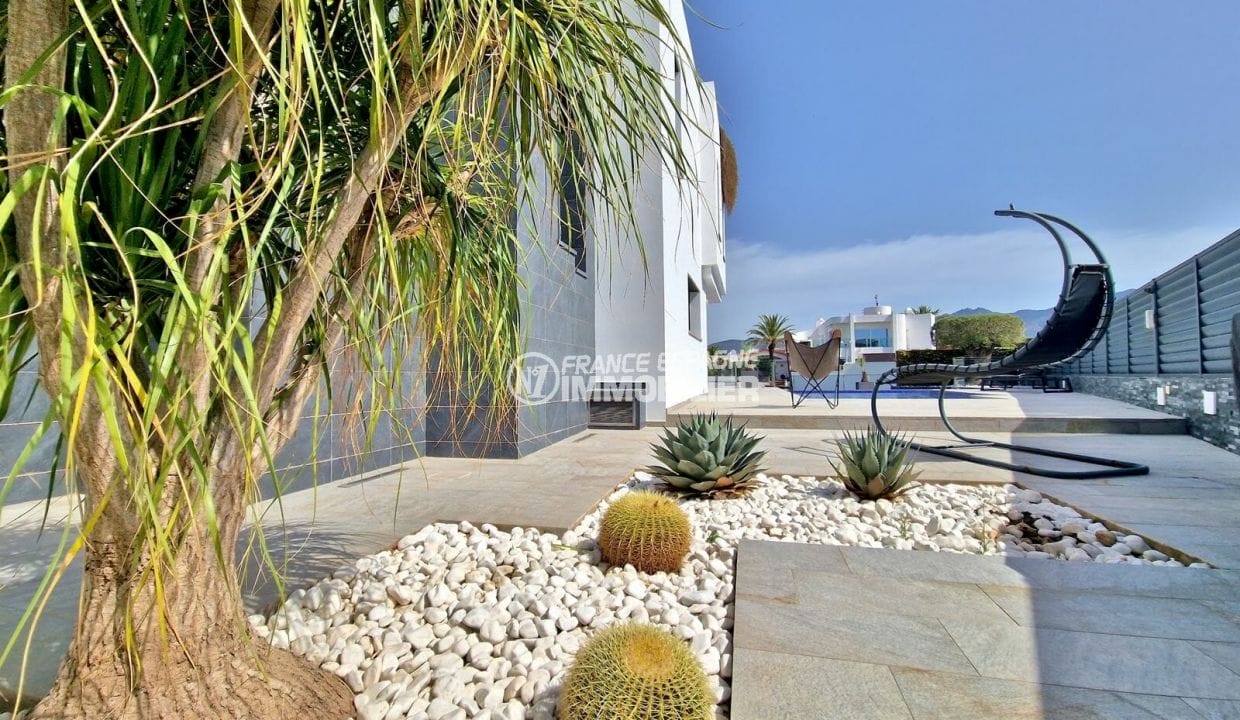 vente immobiliere rosas: villa 5 pièces 397 m², terrasse avec carrelage et arbres