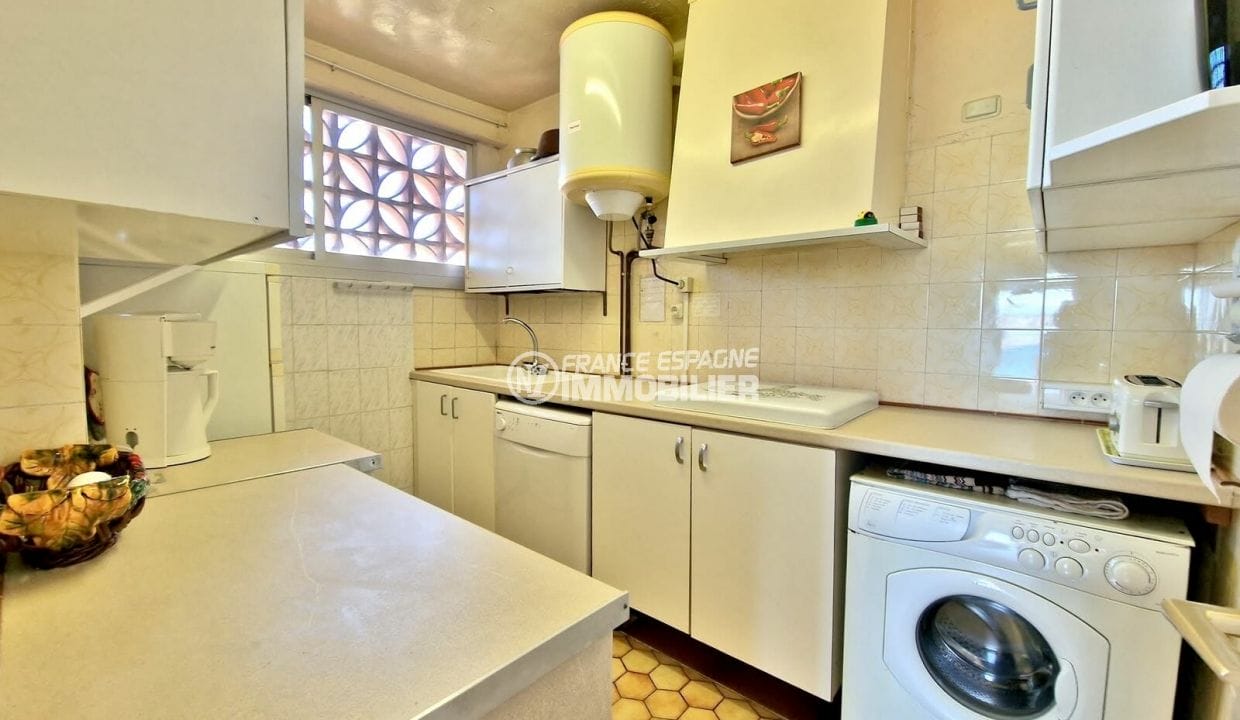 apartment for sale in rosas, 3 rooms 61 m², separate white kitchen