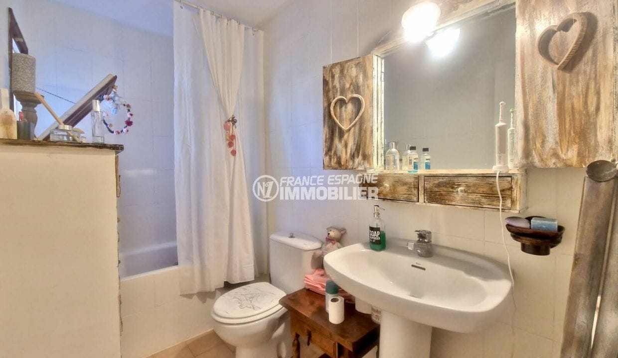 habitaclia empuriabrava: appartement 2 pièces 50 m², salle de bain avec baignoire