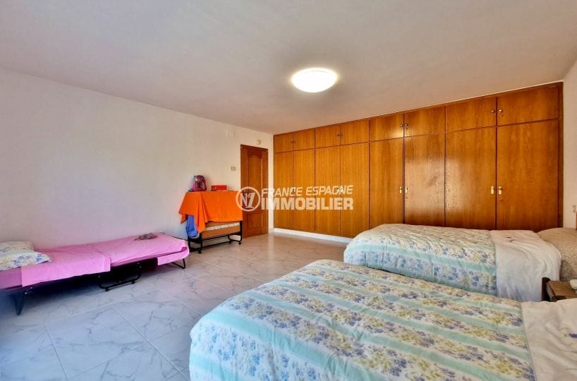 house in empuriabrava, 8 rooms 289 m² amar, large bedroom with built-in closet