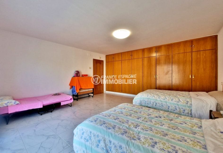 house in empuriabrava, 8 rooms 289 m² amar, large bedroom with built-in closet