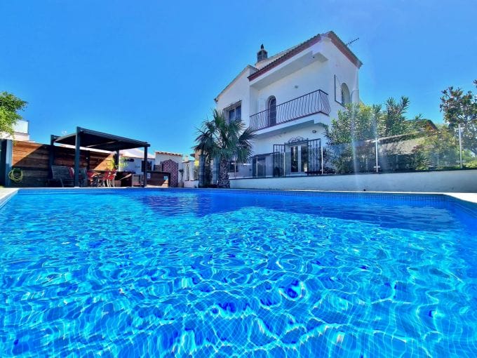 casa en venta en rosas, 5 habitaciones 131 m², gran piscina privada con cloro