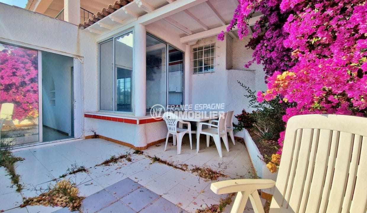 apartment for sale in rosas, 3 rooms 37 m² popular area, terrace semi covered