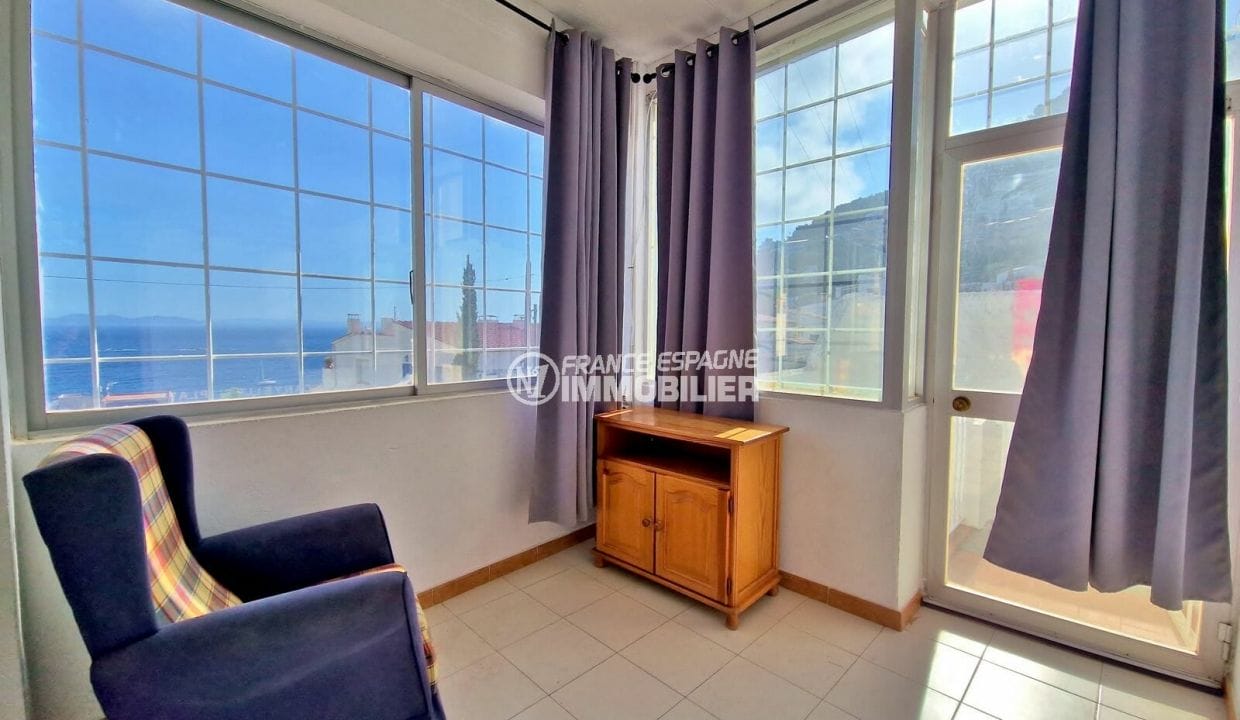 Apartament en venda Roses, 3 habitacions 37 m² Zona cotitzada, sala d'estar amb vistes al mar