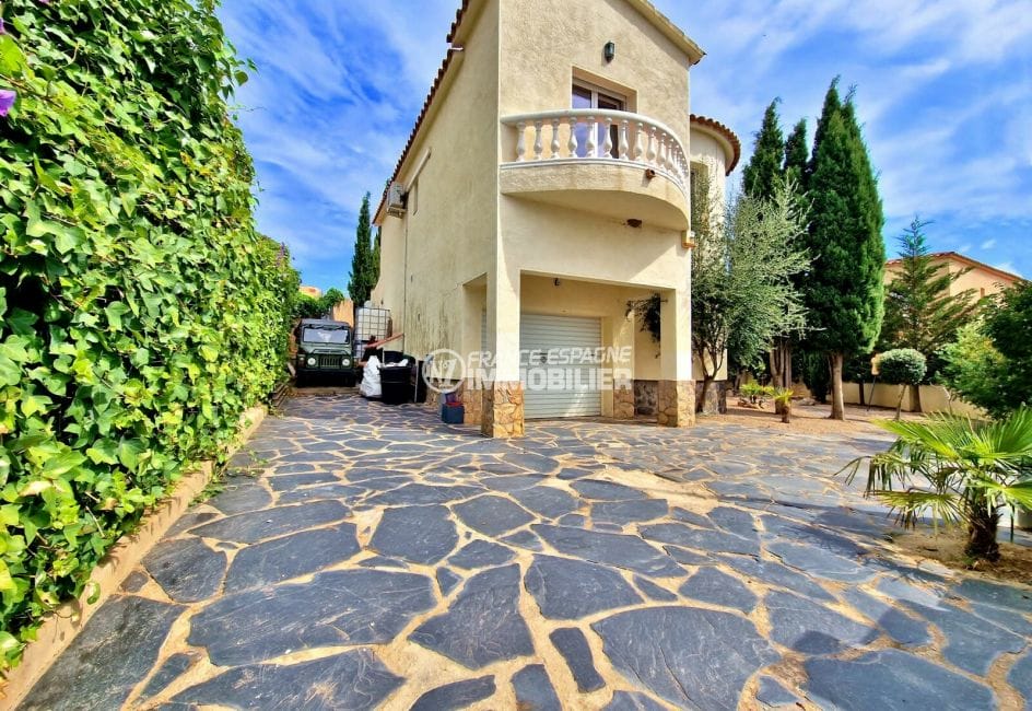vente immobiliere rosas: villa 5 pièces 233 m², façade, jardin et garage