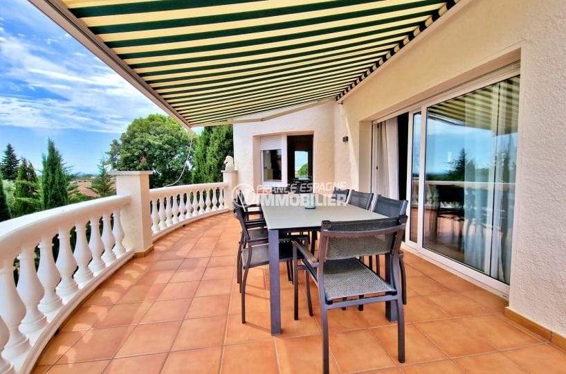 vente immobilière rosas: villa 5 pièces 233 m², terrasse à l'étage avec store