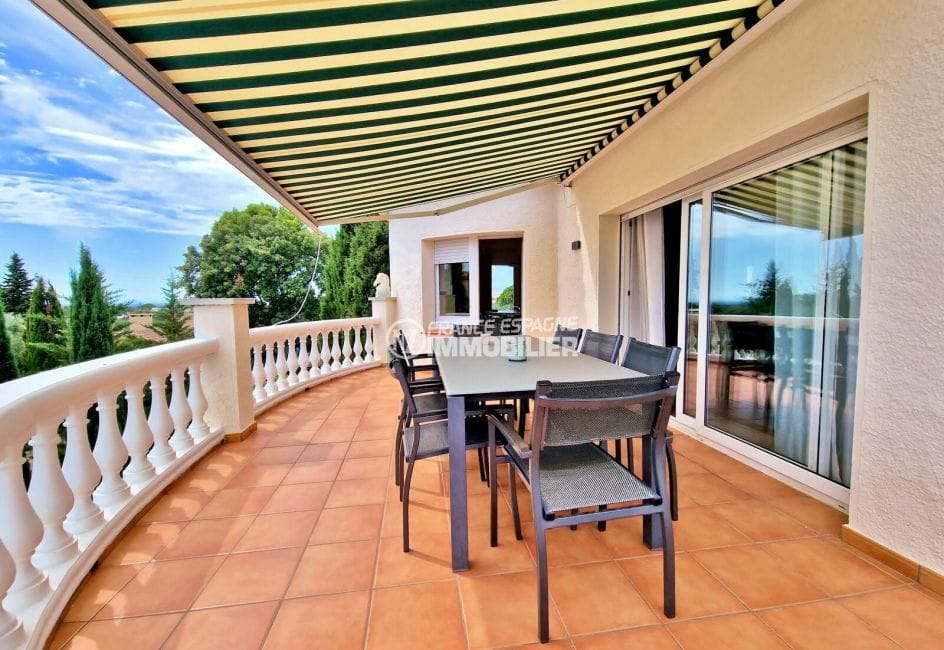 vente immobilière rosas: villa 5 pièces 233 m², terrasse à l'étage avec store