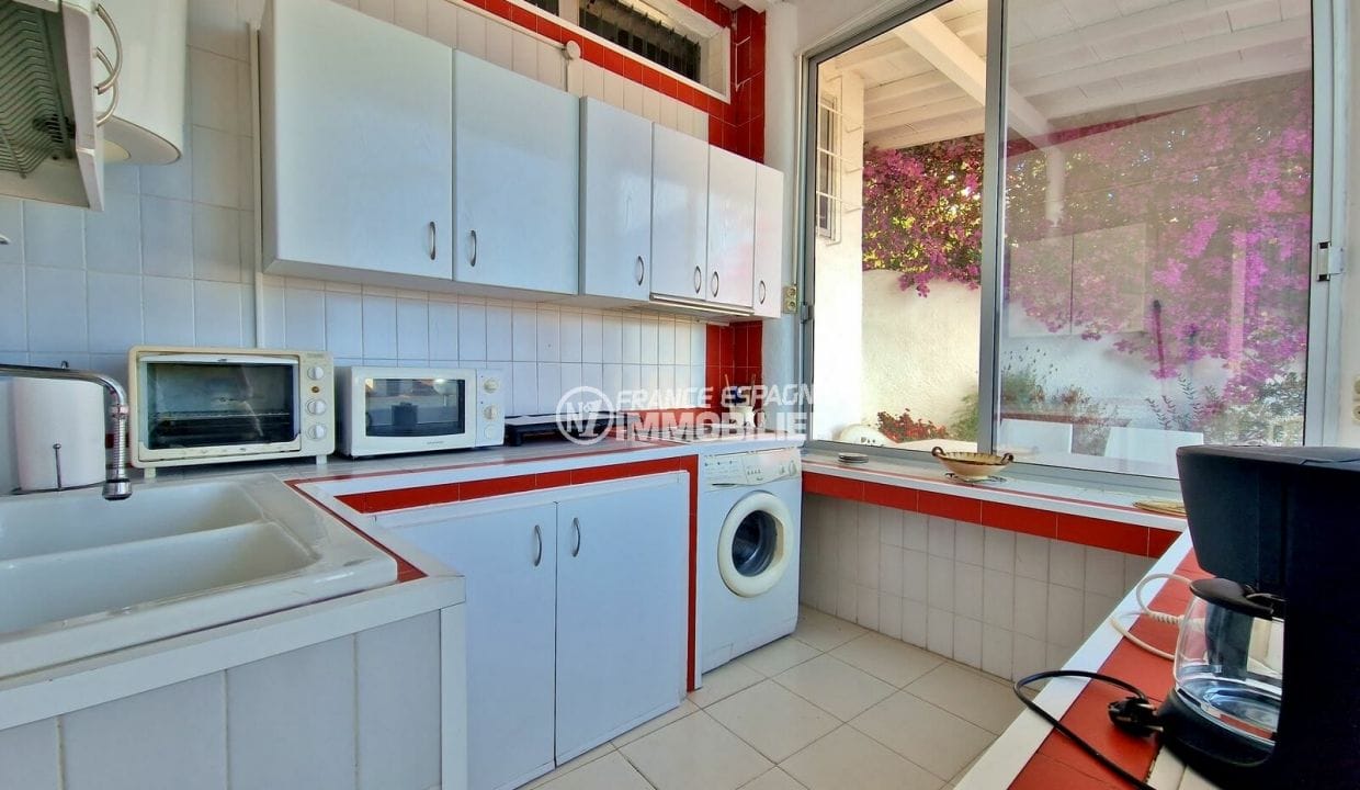 apartment for sale in rosas spain, 3 rooms 37 m² popular area, kitchen