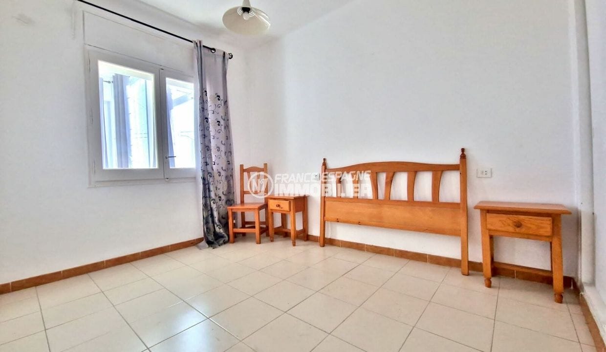 apartment for sale rosas, 3 rooms 37 m² popular area, first bedroom