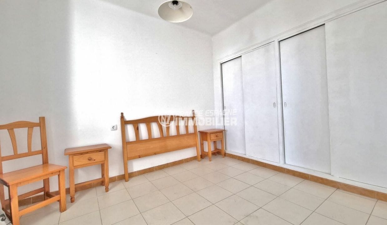 immocenter roses: 3 room apartment 37 m², 1st bedroom with closet