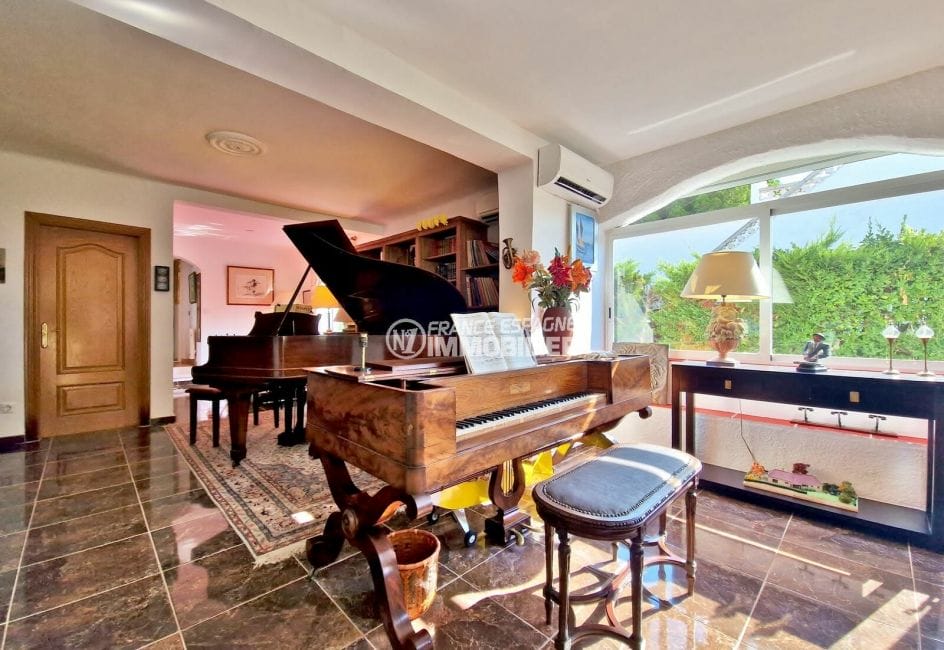 vente immobiliere rosas espagne: villa 4 pièces 137 m², pièce à vivre, murs blancs