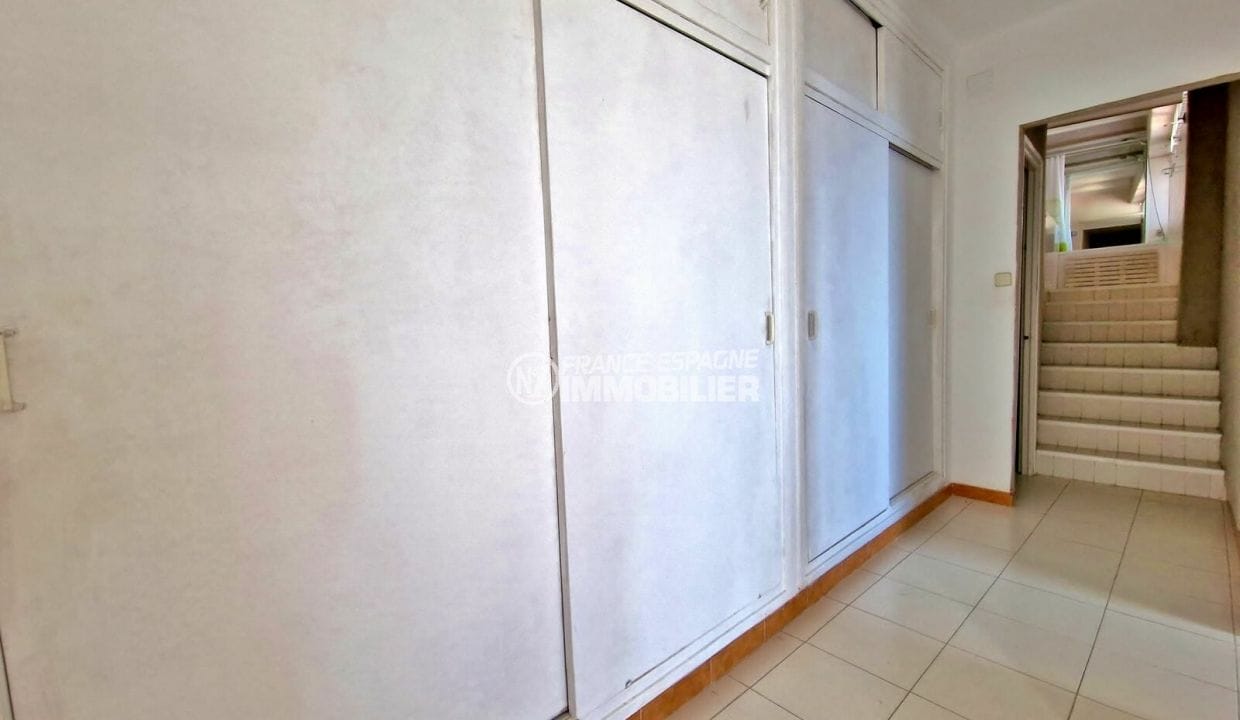 apartment for sale in rosas, 3 rooms 37 m² popular area, hall with built-in closet