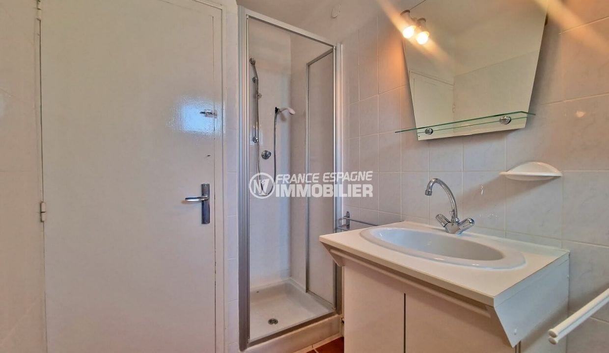 immocenter roses: appartement 2 pièces vue mer 33 m², salle d'eau cabine douche