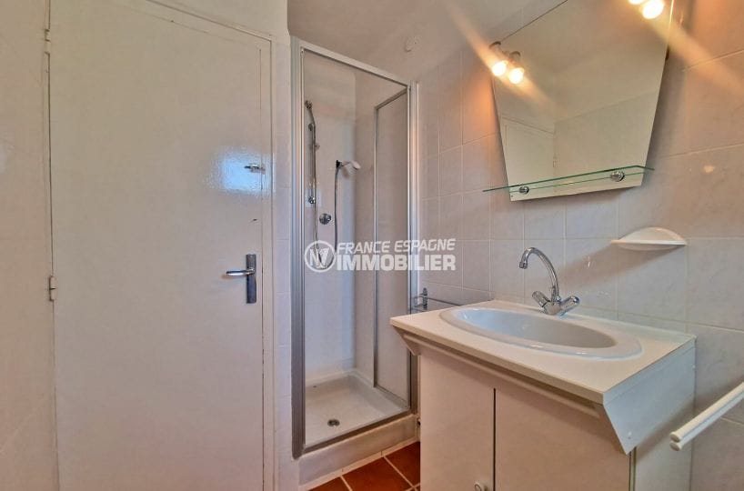 immocenter roses: appartement 2 pièces vue mer 33 m², salle d'eau cabine douche