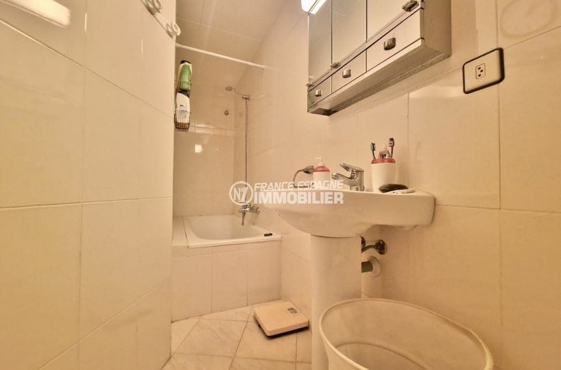 appartement a vendre roses, 2 pièces 45 m², salle de bain avec baignoire