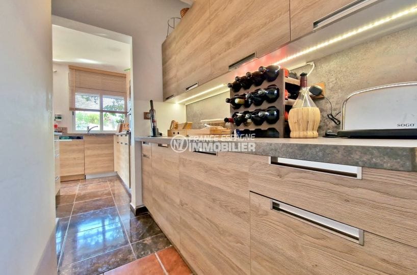 maison a vendre espagne bord de mer, 4 pièces 137 m², cuisine américaine bois marron