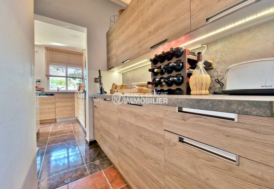 maison a vendre espagne bord de mer, 4 pièces 137 m², cuisine américaine bois marron