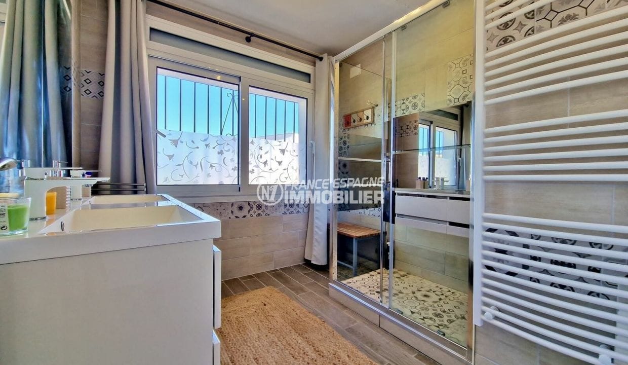 casa rosas españa, 5 habitaciones 131 m², gran cuarto de ducha, ducha italiana