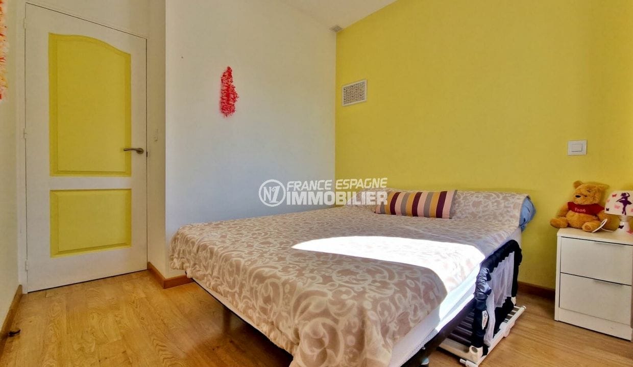 Venda xalet Roses, 5 habitacions 131 m², quart dormitori, parets blanques i grogues