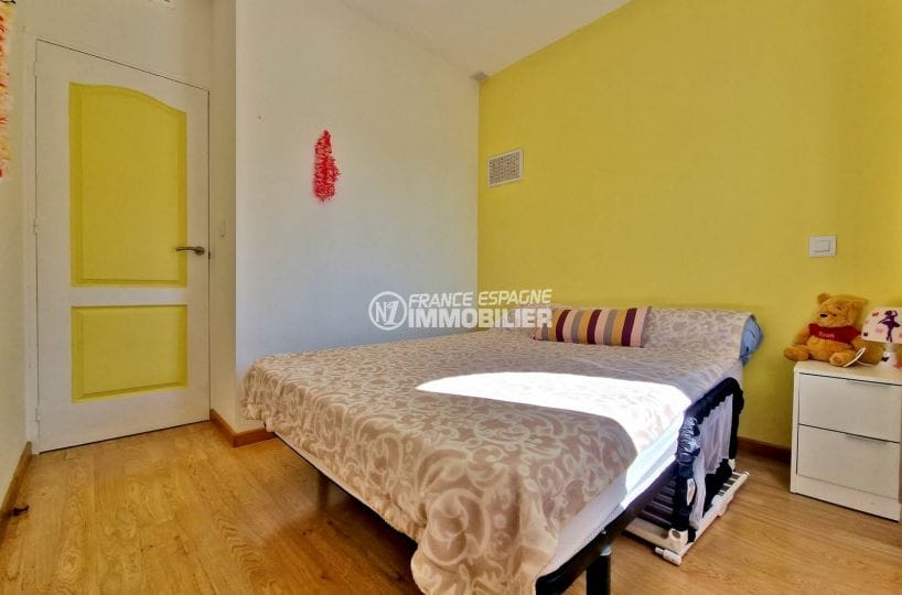 vente villa rosas, 5 pièces 131 m², quatrième chambre, murs blancs et jaune