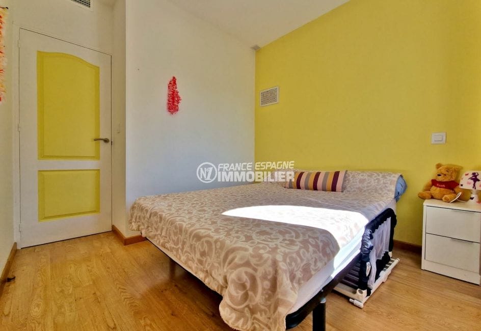 vente villa rosas, 5 pièces 131 m², quatrième chambre, murs blancs et jaune