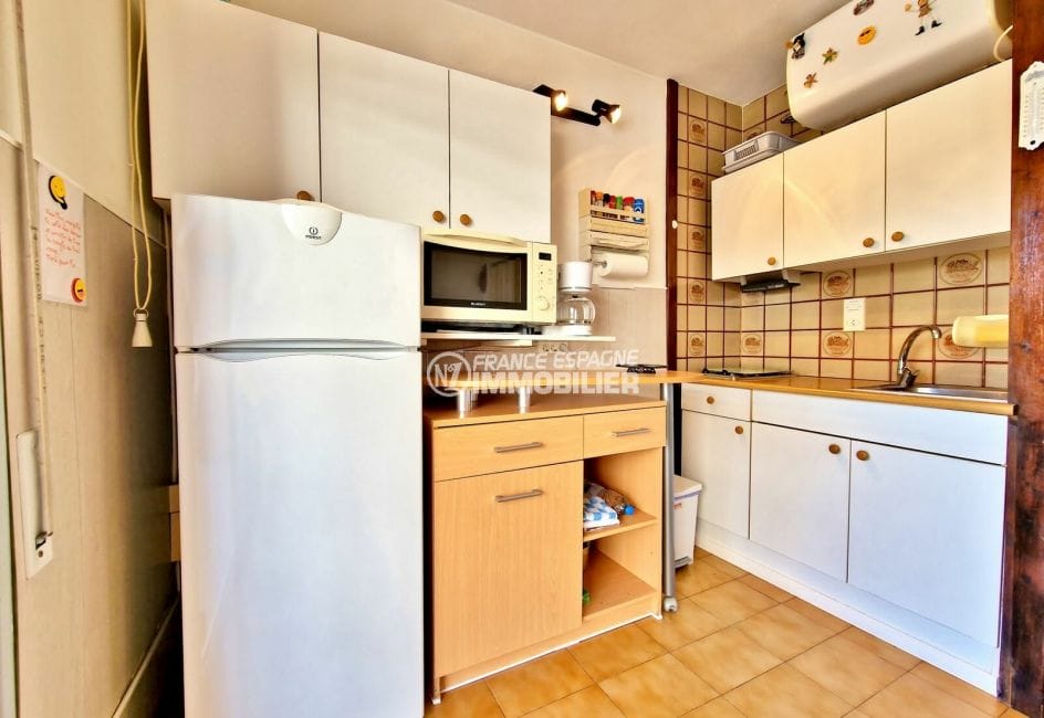 achat appartement rosas, 2 pièces 27 m², cuisine ouverte blanche