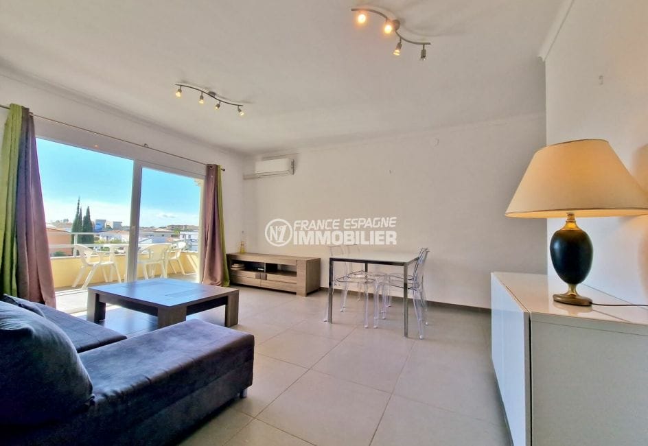 appartement a vendre empuriabrava, 3 pièces 66 m², pièce à vivre, murs blancs