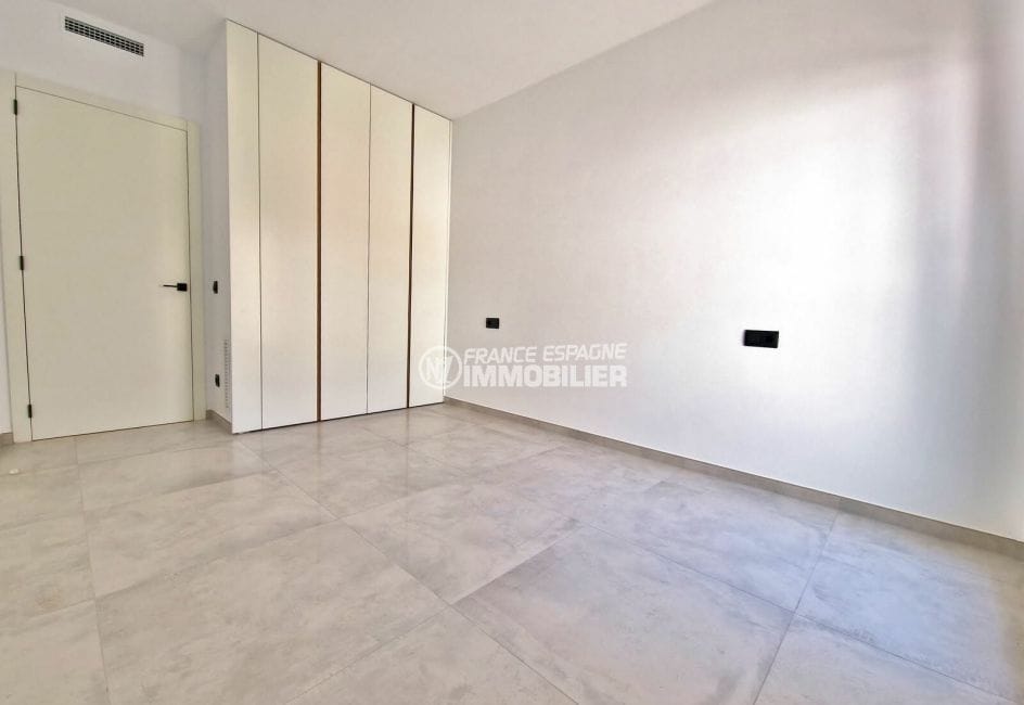 immocenter roses: appartement 3 pièces 101 m², premiere chambre avec placard