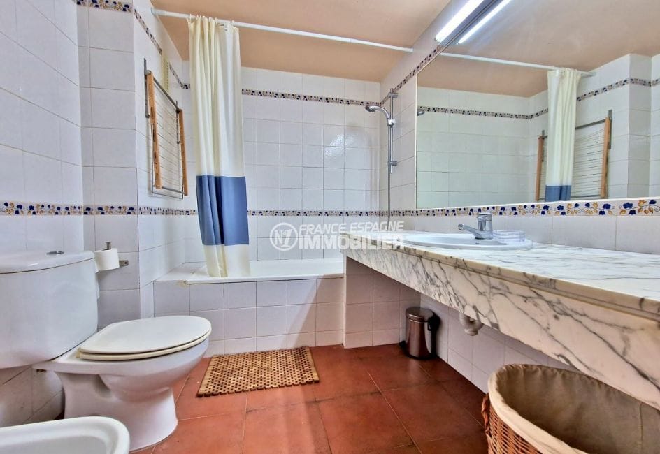 immocenter roses: appartement 2 pièces 61 m², salle de bain, wc, baignoire