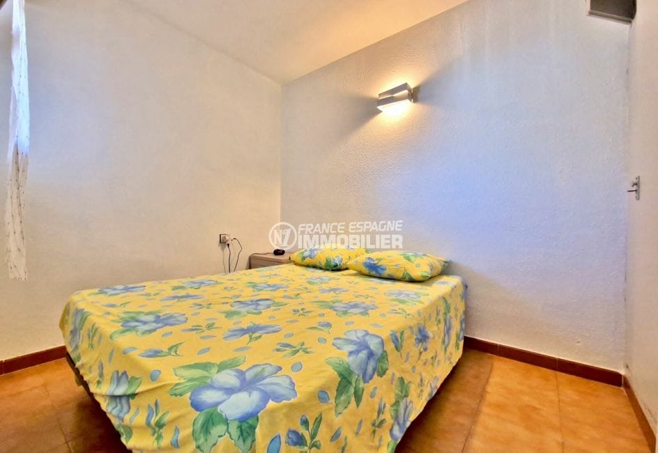 immocenter roses: appartement 2 pièces 43 m², chambre double, murs blancs