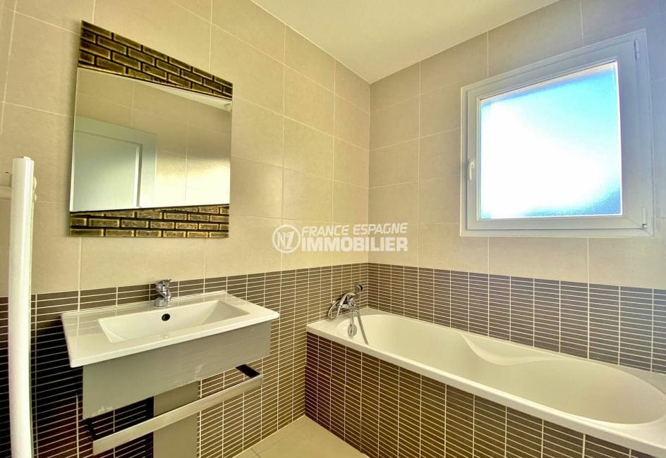vente maison rosas, 3 pièces 59 m², belle salle de bain avec baignoire