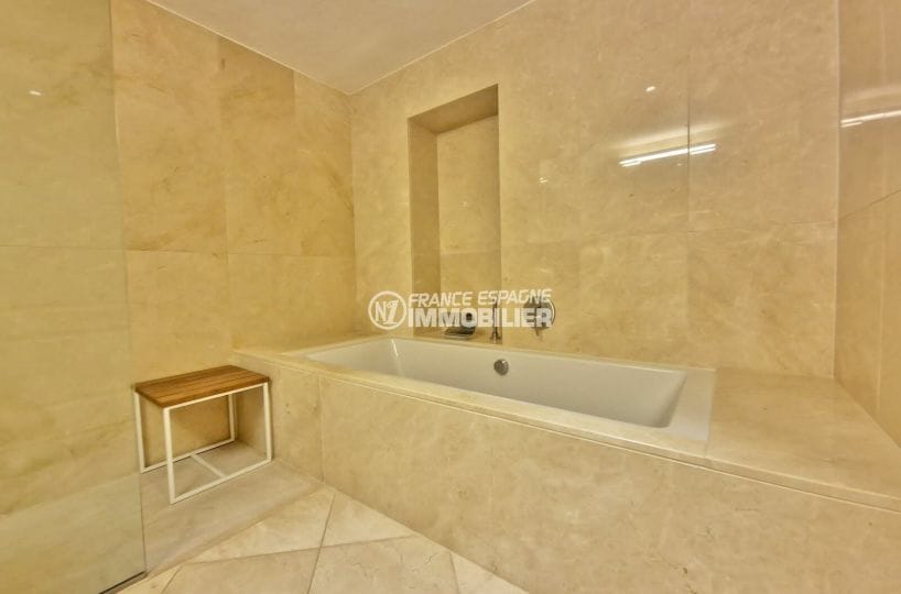 achat maison roses, 5 pièces 359 m², baignoire de la salle de bain