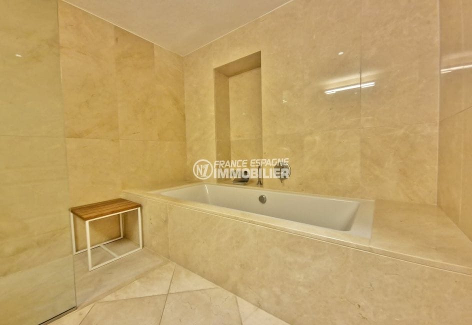 achat maison roses, 5 pièces 359 m², baignoire de la salle de bain