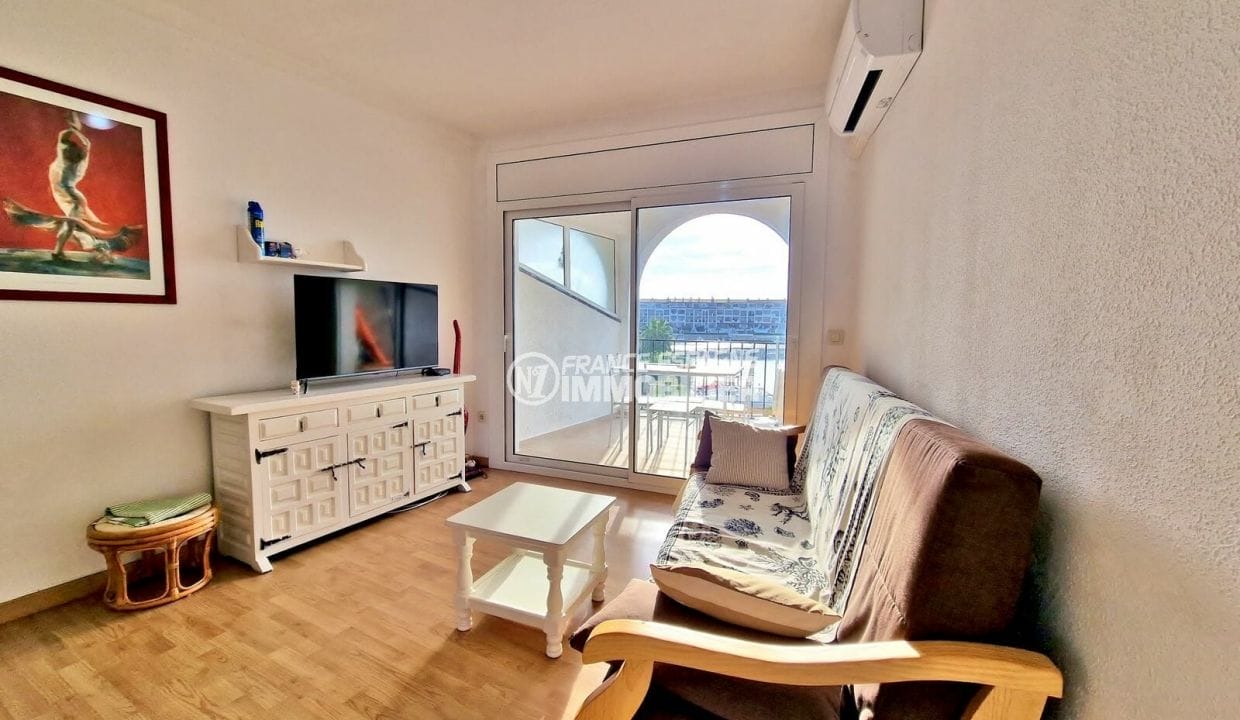 Apartament Empuriabrava, 2 habitacions vista llac 49 m², zona d'estar amb accés a la terrassa