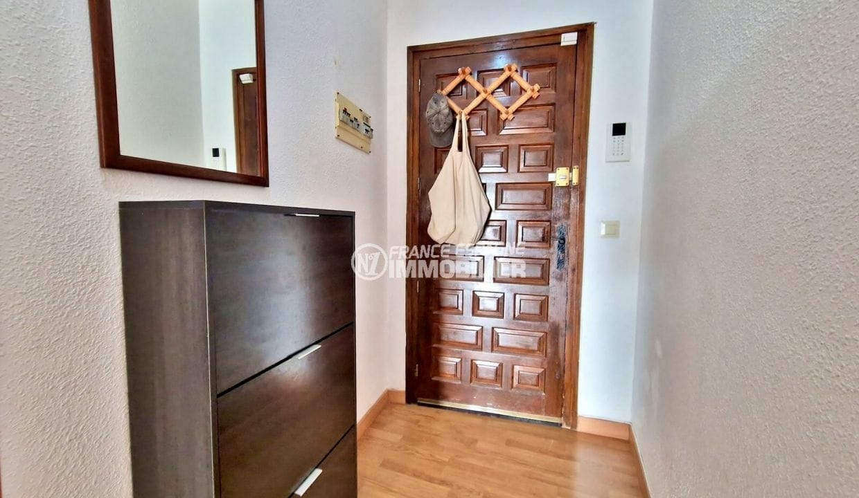 Comprar apartament Empuriabrava, 2 habitacions vista llac 49 m²vestíbul
