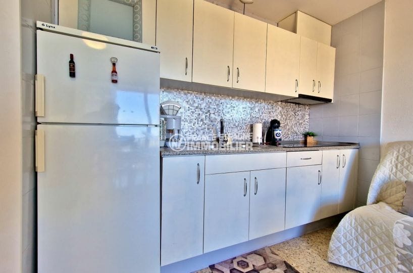 achat appartement empuriabrava, 2 pièces vue latérale 40 m², cuisine blanche