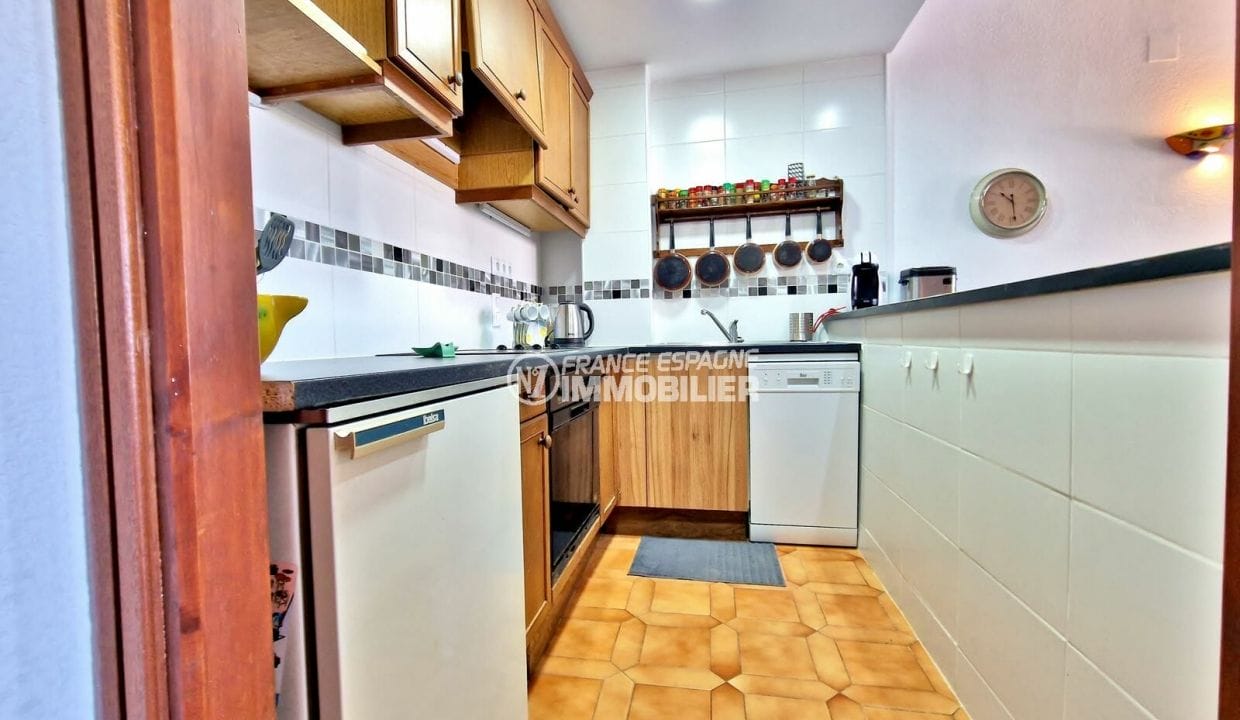 appartement à vendre empuriabrava, 3 pièces vue marina 84 m², cuisine bois et blanche