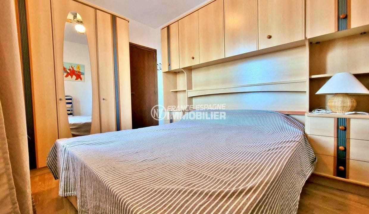 immocenter empuriabrava: 2-room apartment lake view 49 m², bedroom with closet