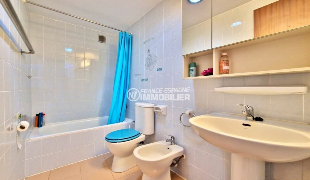 buy an apartment in empuriabrava, 2 rooms lake view 49 m², bathroom, toilets, bidet