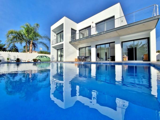 Immobiliària Empuria Brava: Moderna vila de 6 habitacions 307 m², obra nova, piscina