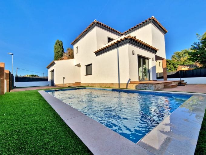 real estate costa brava: 4 bedroom villa 190 m2, garden 428 m² and terrace