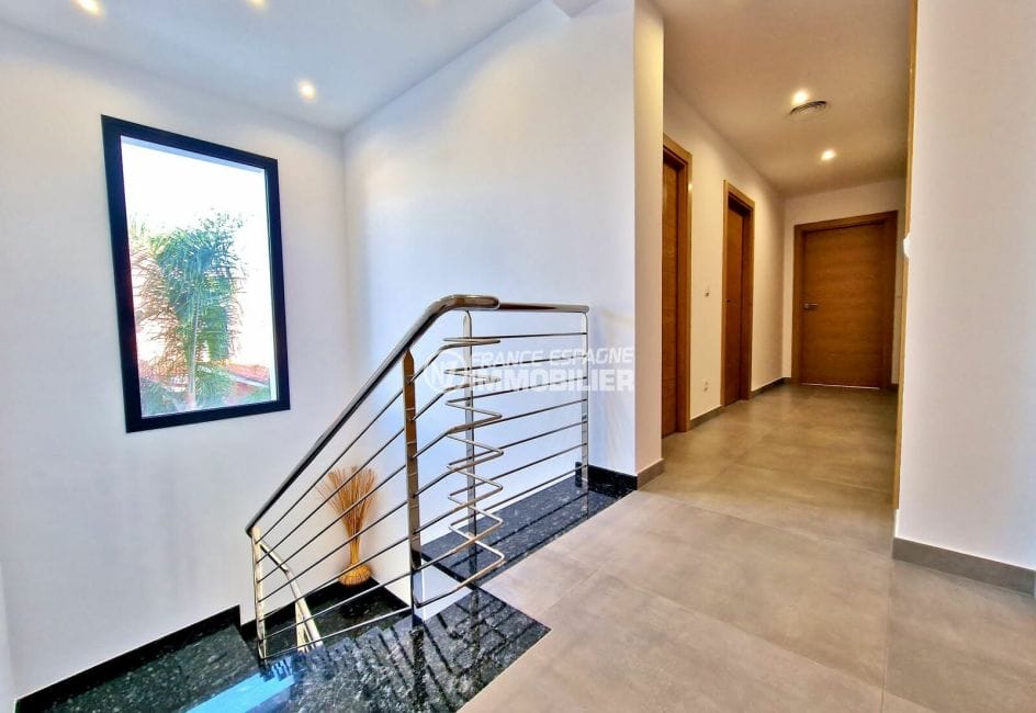 villa a vendre empuriabrava, 6 pièces moderne 307 m², couloir des chambres