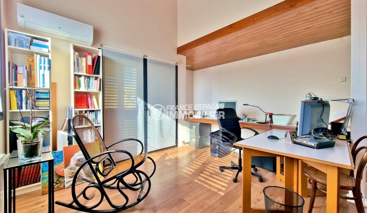 Immobiliària Empuria Brava: Xalet 9 habitacions Nueve 431 m², escriptori amb terra de fusta
