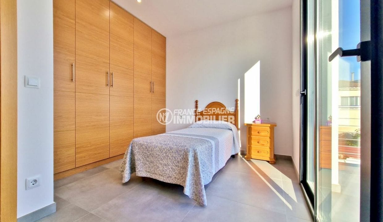 a vendre empuriabrava: villa 6 pièces moderne 307 m², cinquième chambre