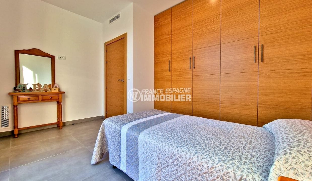 maison empuriabrava a vendre, 6 pièces moderne 307 m², 5ème chambre avec placard