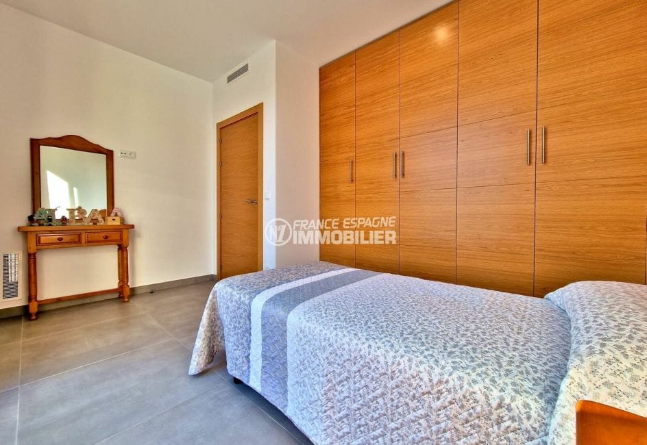 maison empuriabrava a vendre, 6 pièces moderne 307 m², 5ème chambre avec placard
