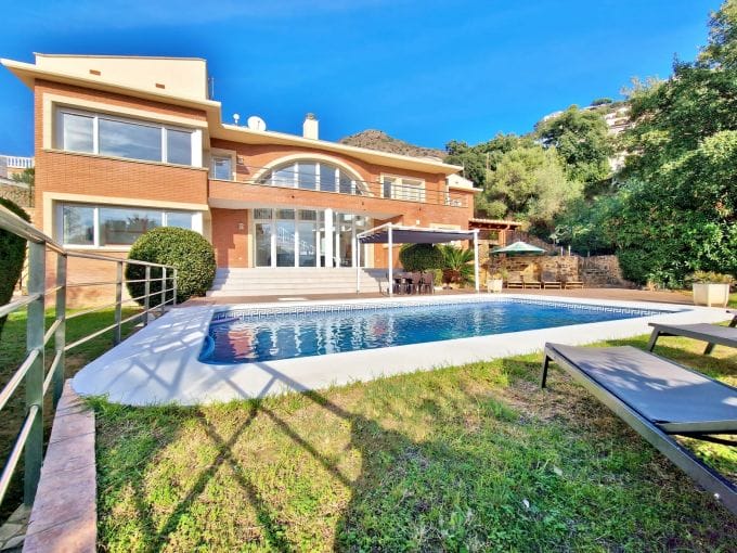 house for sale rosas, 6 rooms bay view 326 m², architect-designed villa, sea view